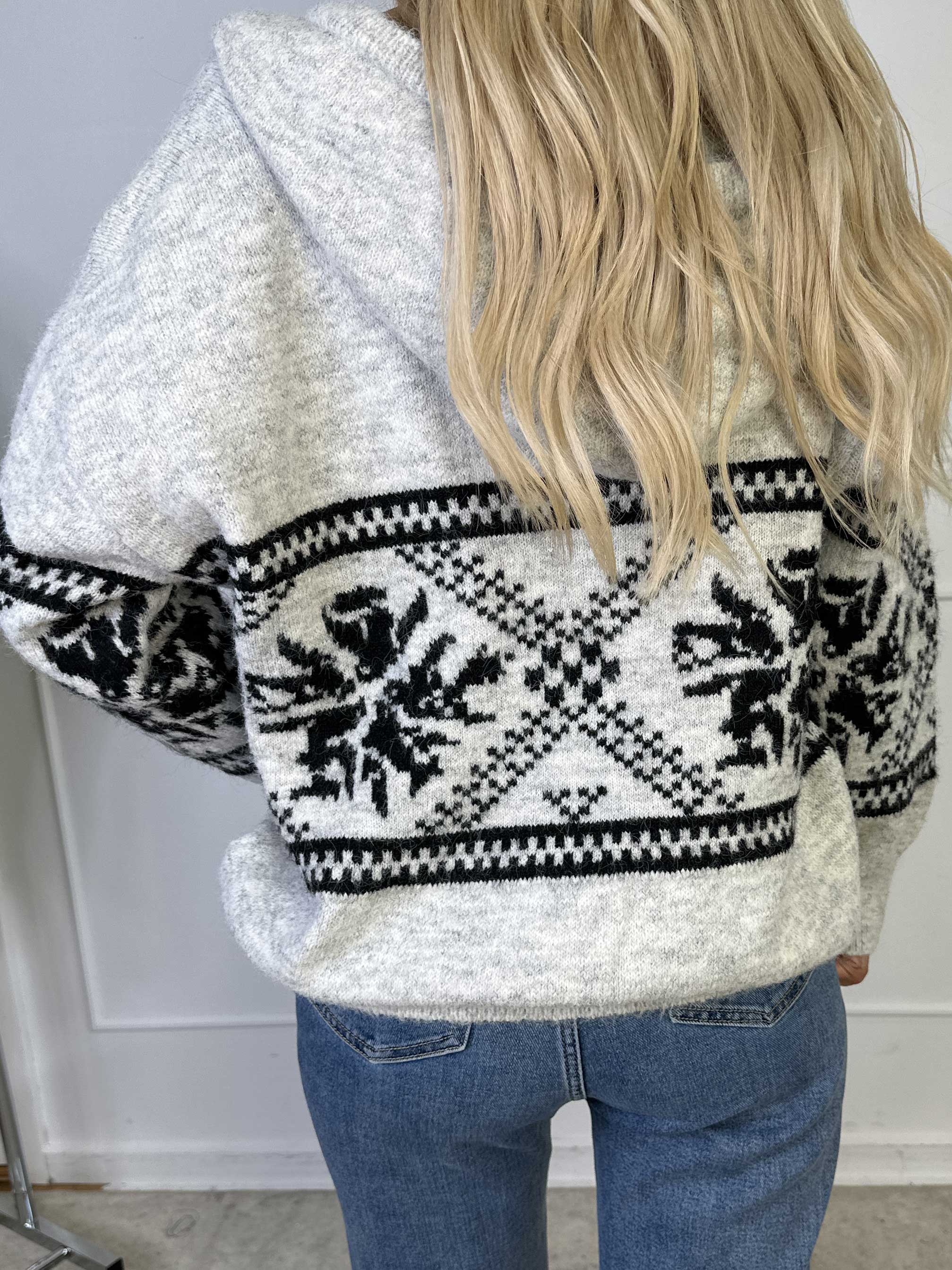 Veni - Hyggelig mønstret uldstrik med snøre i udskæringen